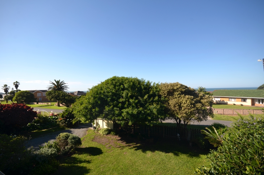 To Let 5 Bedroom Property for Rent in Kidds Beach Eastern Cape